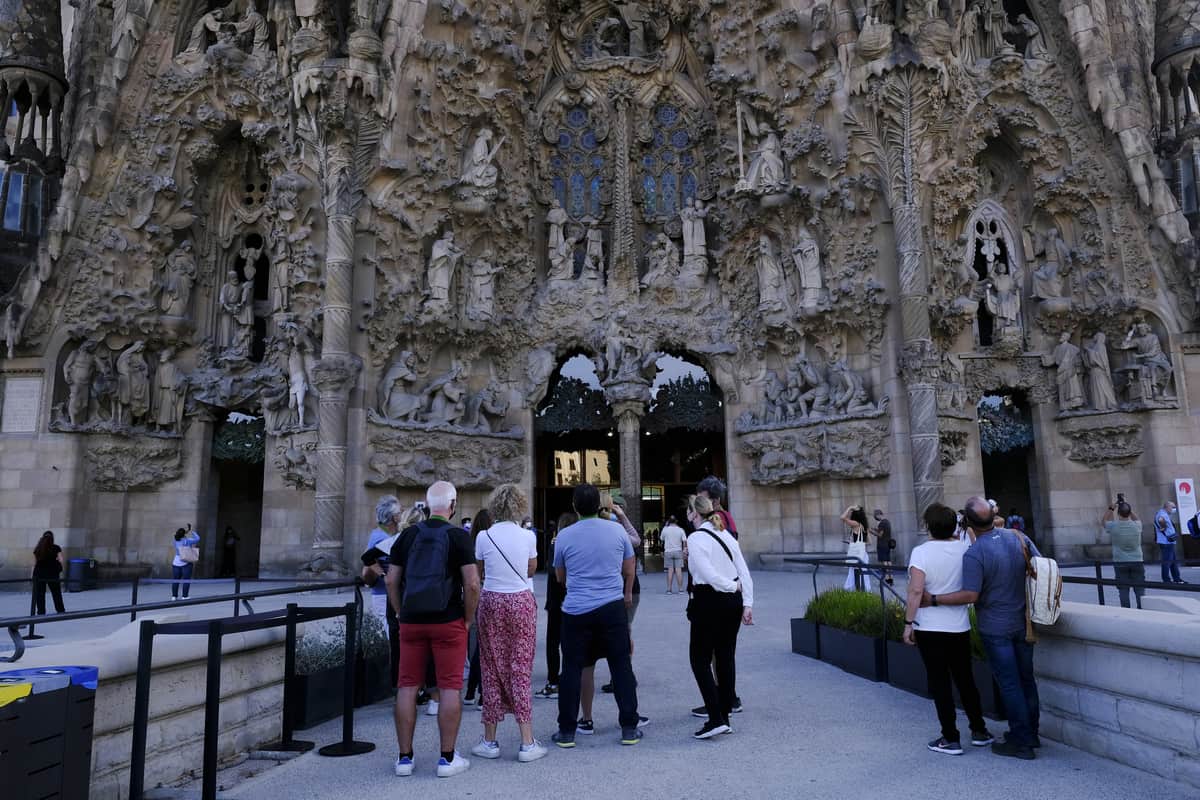 outside the church - Sagrada Familia Tours in Barcelona, how to choose a sagrada familia tour?