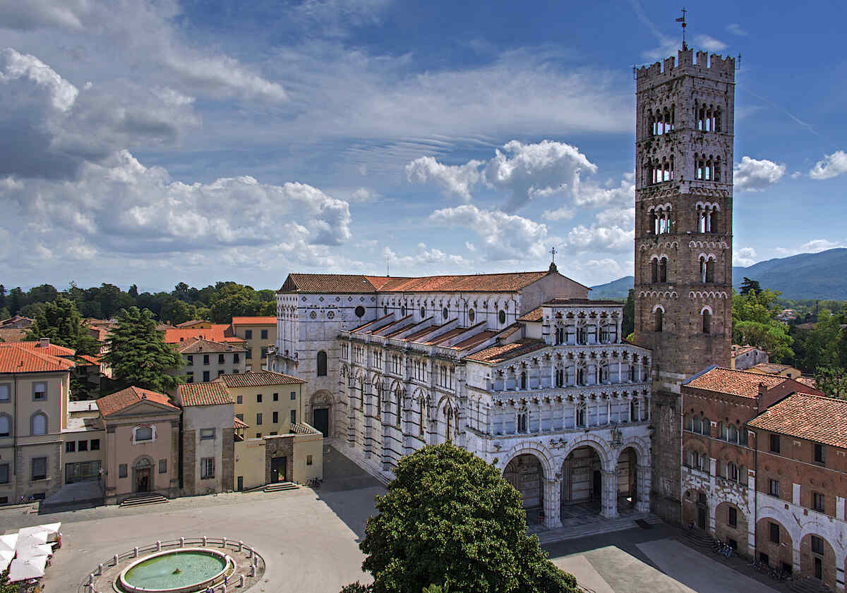 Square with church and bell tower in Lucca in 1 day