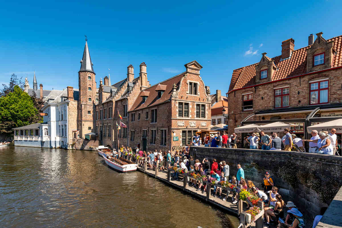 People-waiting-for-the-boat-trip-in-Bruges
