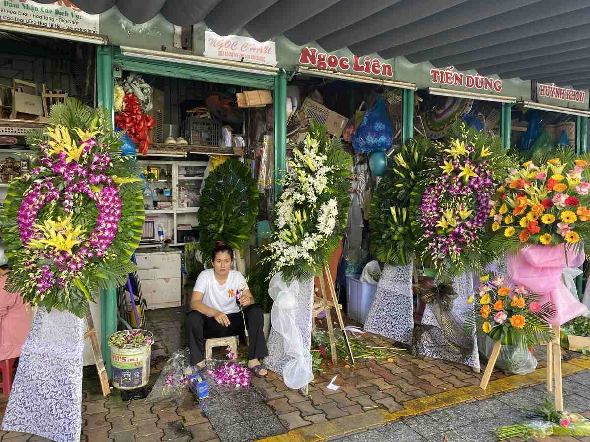 Flower market with a seller and fresh bouquets.