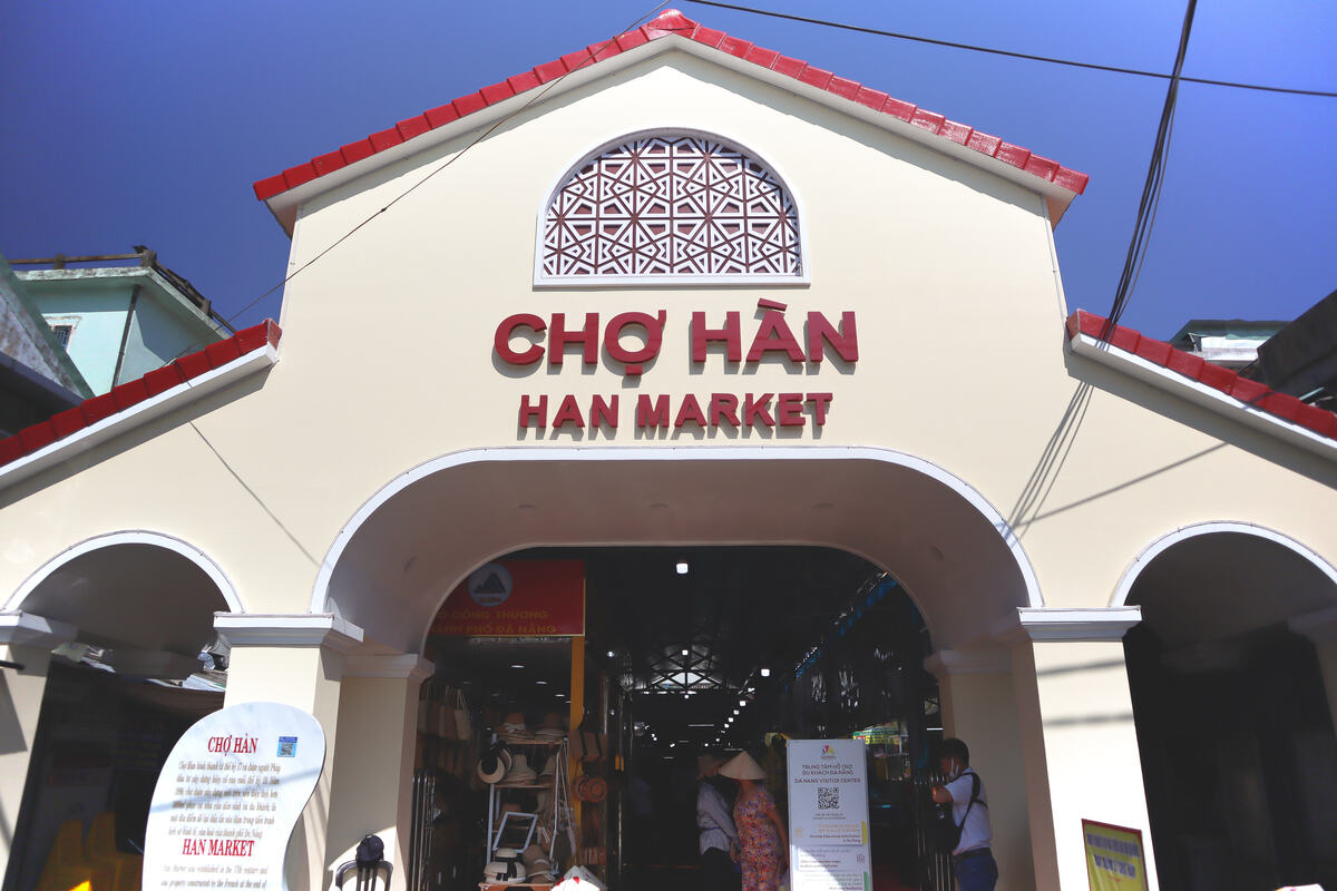 Entrance to the Cho Hoi An Market. Han Market Da Nang