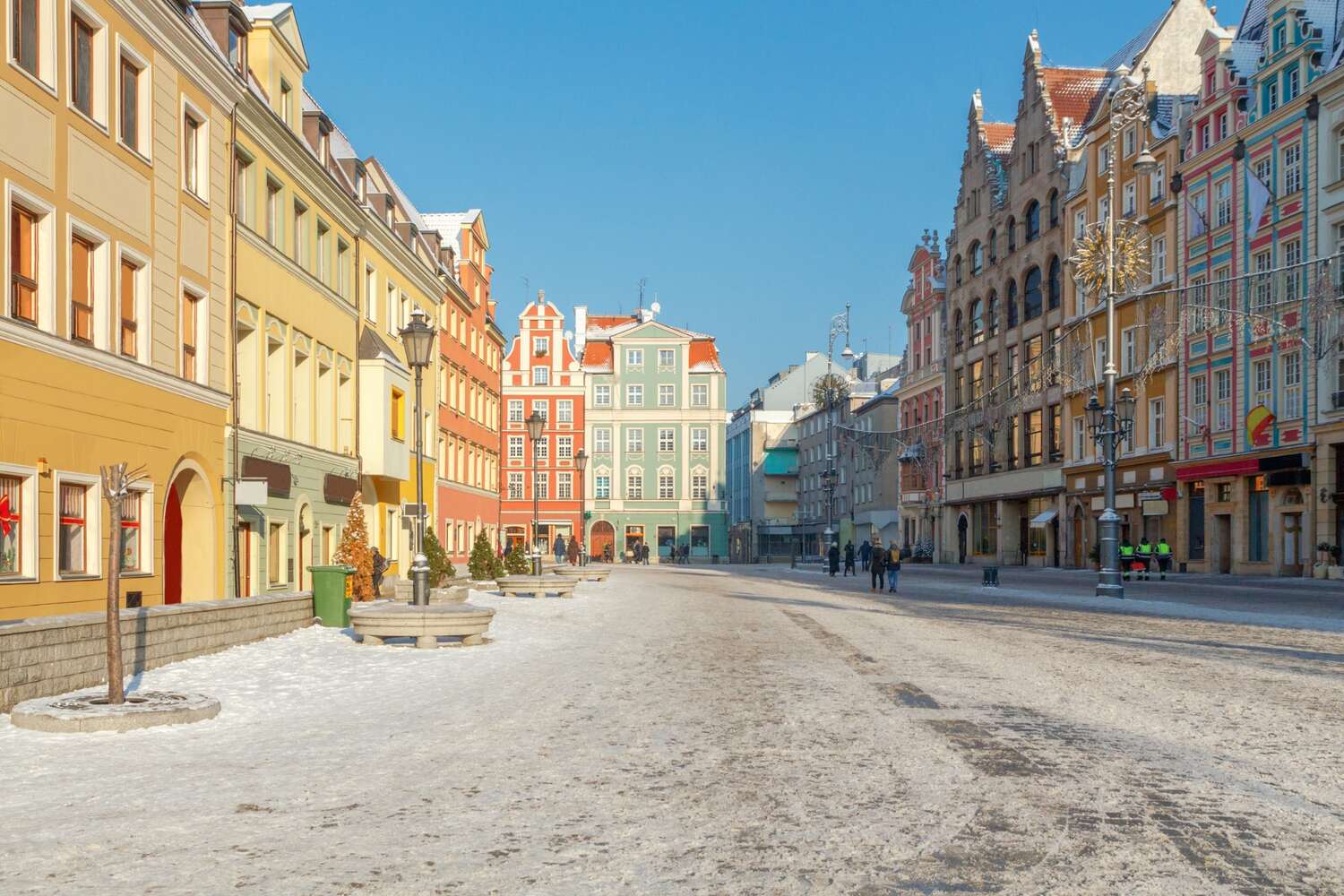 48-hours-in-Wroclaw, Polish streets in the winter with colorful buildings and blue sky