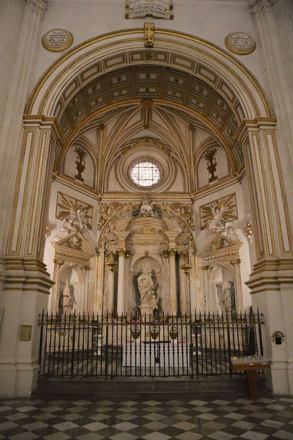 Altar-inside-the-cathedral-of-Granada
