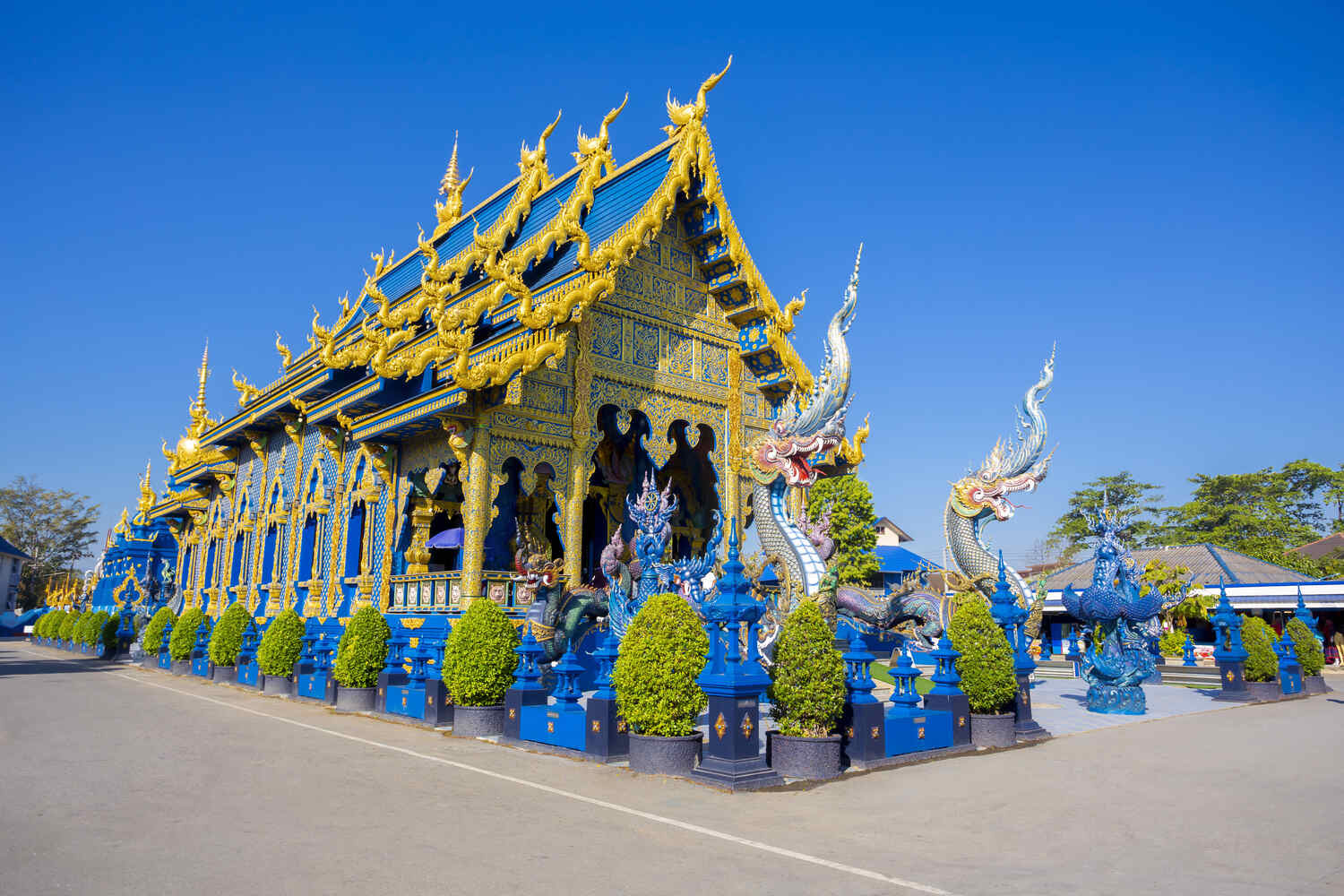 Blue-temple-in-Chiang-Rai-from-a-day-trip-from-Chiang-Mai