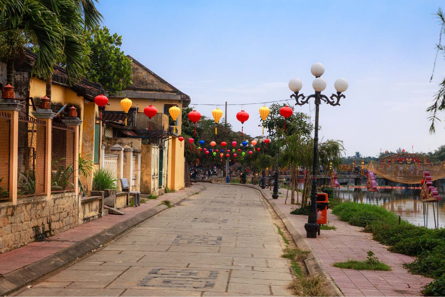 Hoi-An-Town-by-the-river-with-lanterns