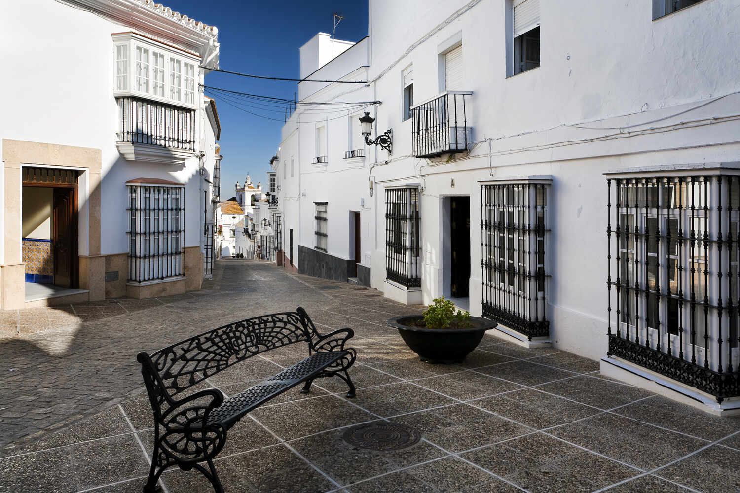 Quiet-street-in-Medina-Sidonia-with-bench