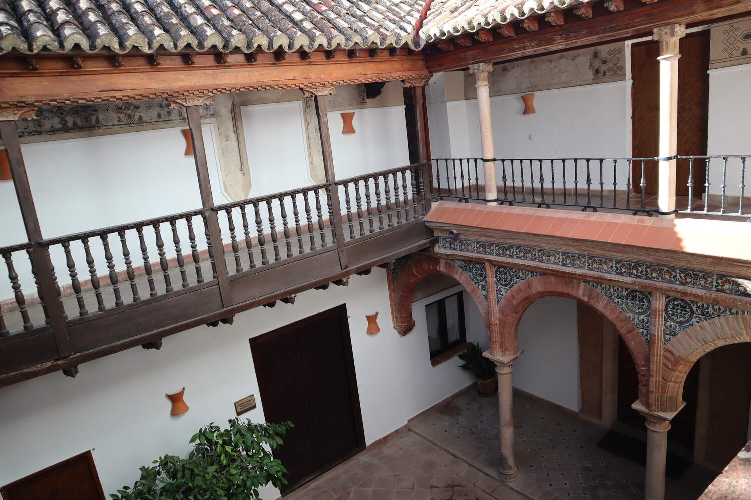 Views of the courtyard at the Palacio de Mondragon