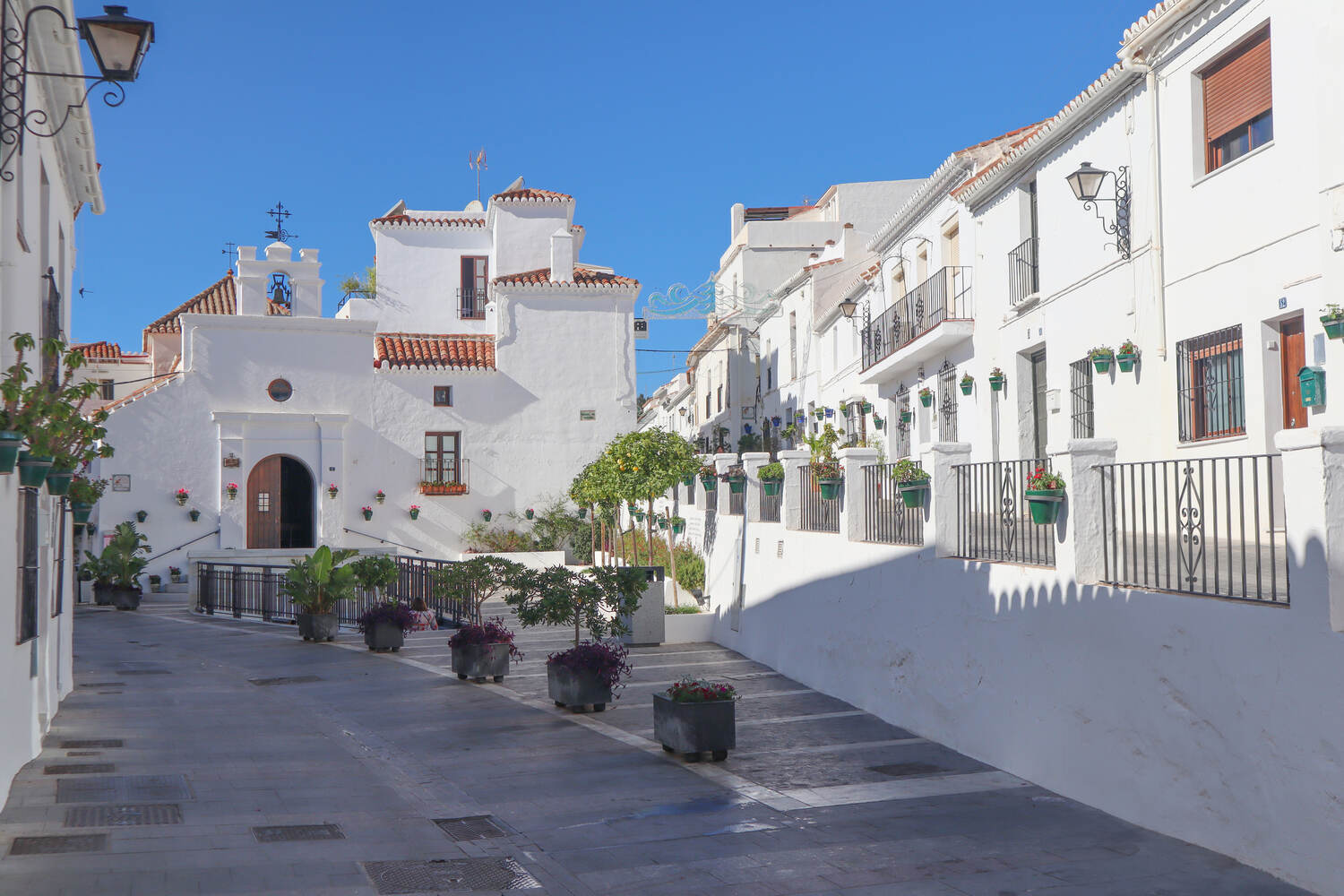 streets-of-Mijas-with-a-church-White-Villages-in-Andalusia