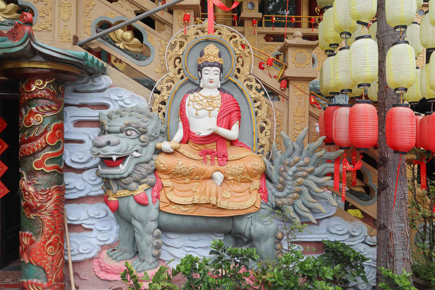 Buddhist-images-in-Da-Nang