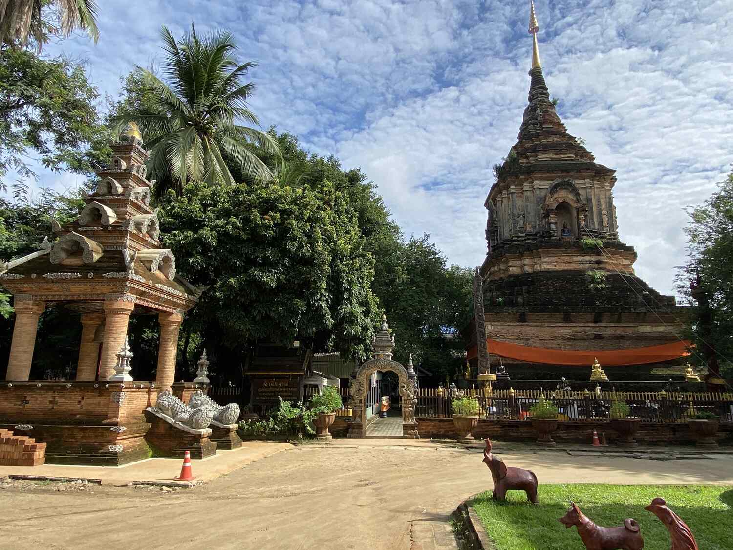 Grounds-of-Wat-Lok-Molee-temple-in-Chiang-Mai