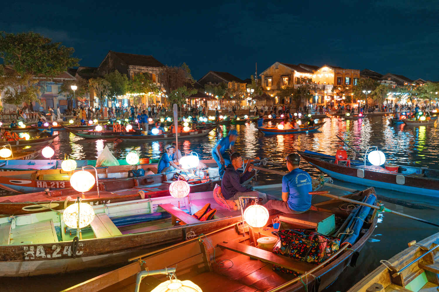 Hoi-An-River-at-night-with-boats