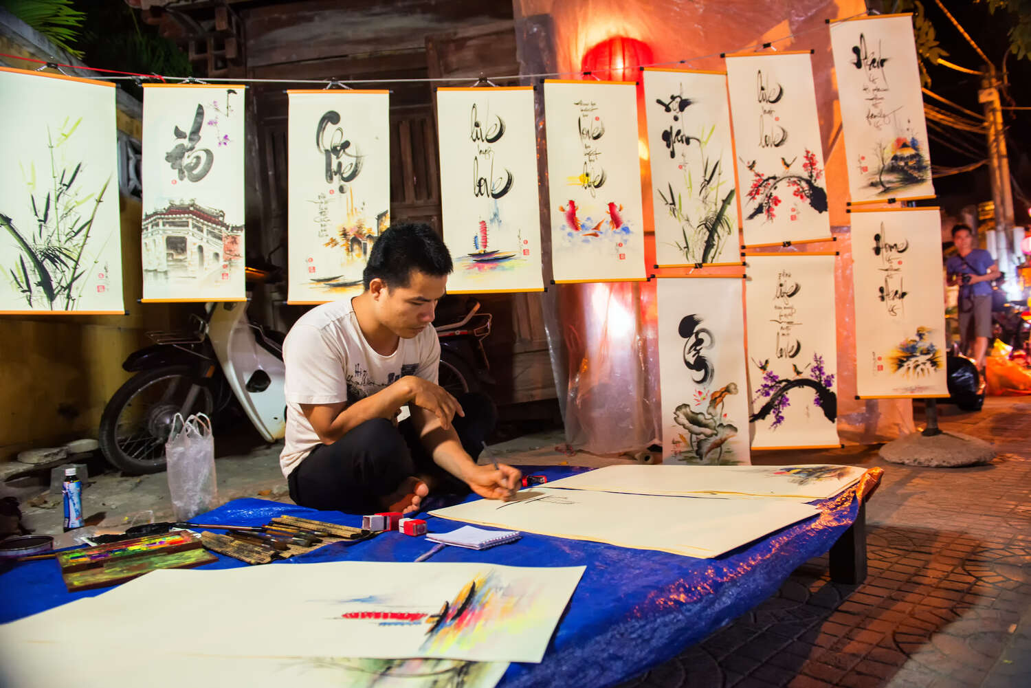 Painter-at-Hoi-An-night-market