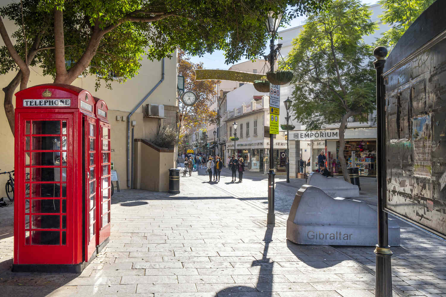Red-phone-booth-on-Gibraltar-street