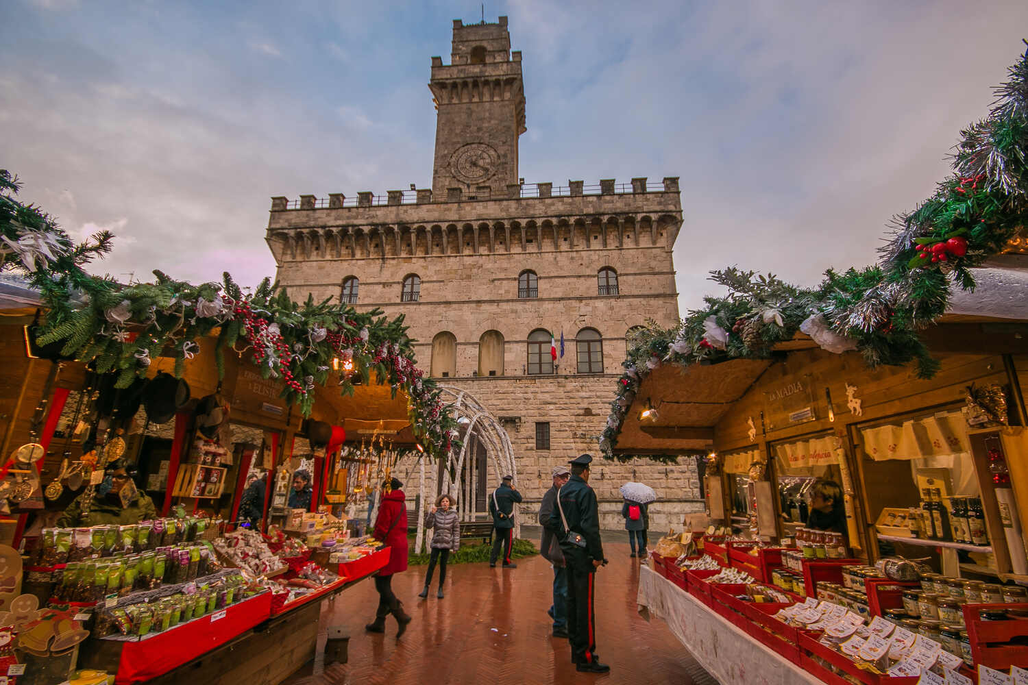 Christmas-market-in-Montepulciano-Tuscany