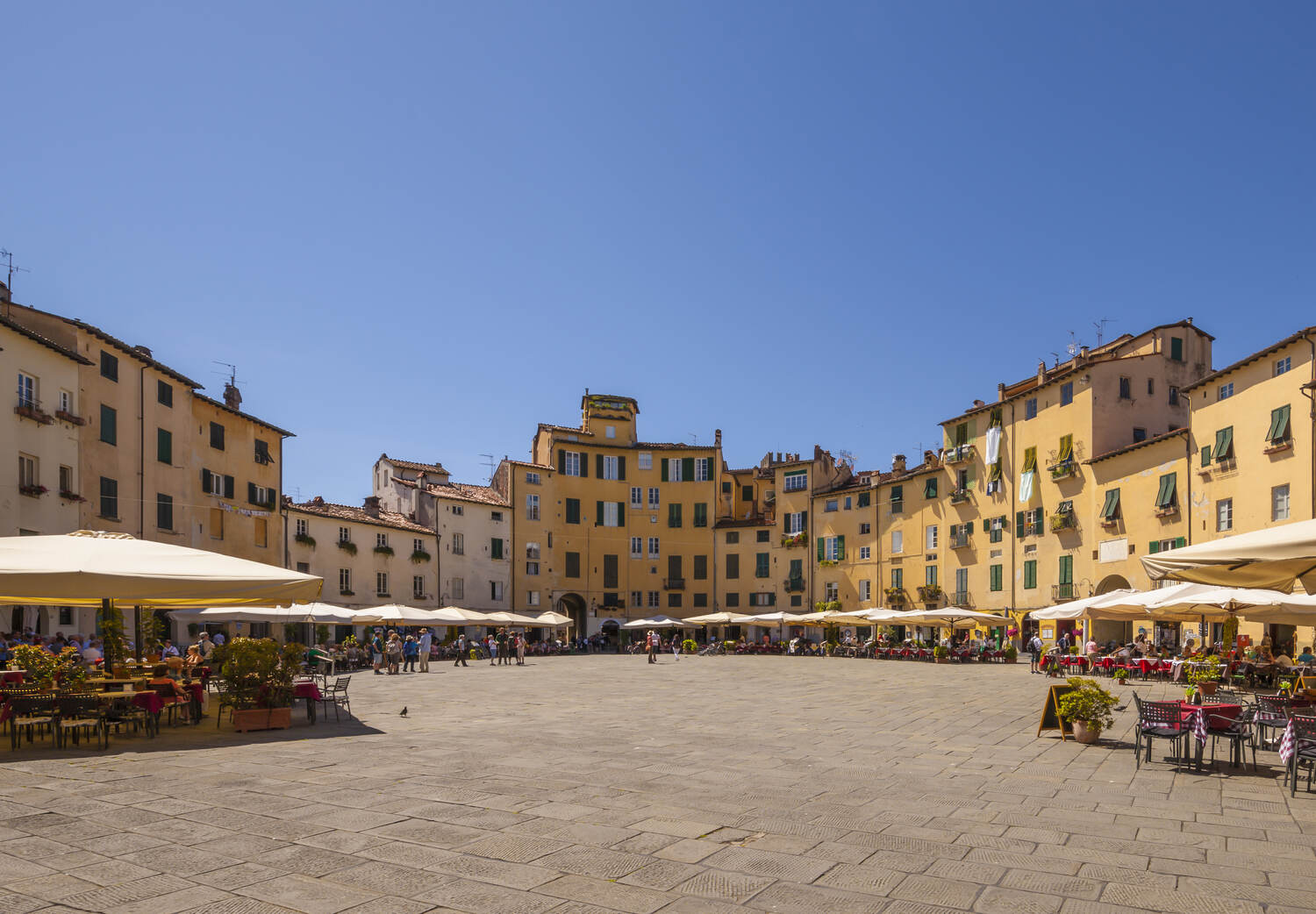 Piazza dell'anfiteatro in Lucca - what to do in Lucca in one day